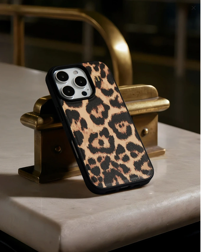 Ideal of Sweden iPhone 17 Pro Vegan leather dėklas, Timeless Leo, 5 nuotrauka